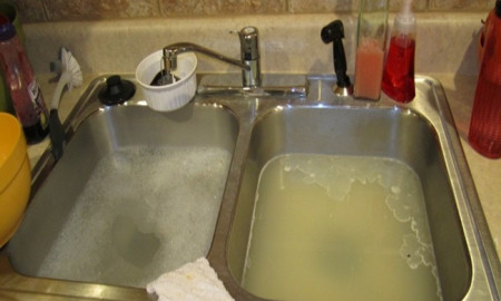 Sử dụng bột hủy dầu mỡ thông tắc cống thoát nước bồn rửa bát