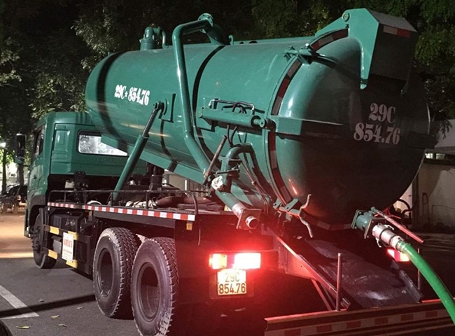 Vận chuyển r&aacute;c thải c&ocirc;ng nghiệp tiến h&agrave;nh chuy&ecirc;n nghiệp