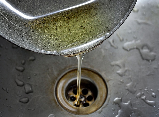 Cống bồn rửa ch&eacute;n bị nghẹt dầu mỡ c&aacute;ch giải quyết