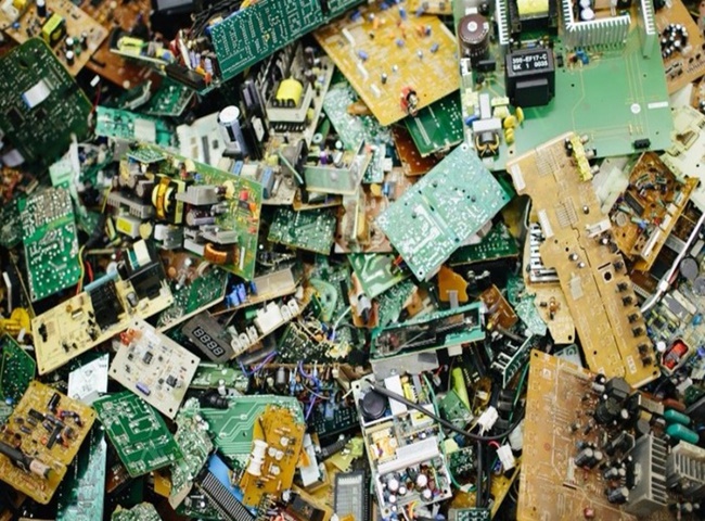 Xử lý rác thải điện bằng cách làm chíp bằng gỗ