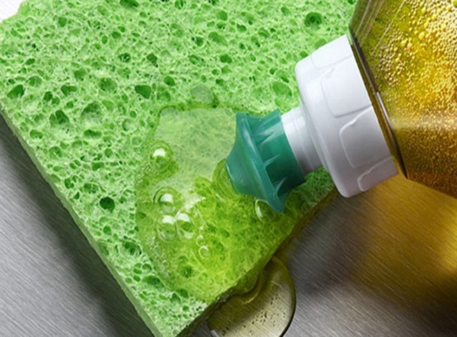 Sử dụng nước rửa ch&eacute;n để lau vết dầu mỡ tr&ecirc;n bếp