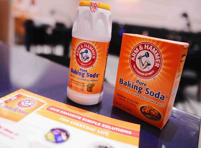 C&aacute;ch tẩy dầu mỡ nh&agrave; bếp bằng baking soda rất đơn giản