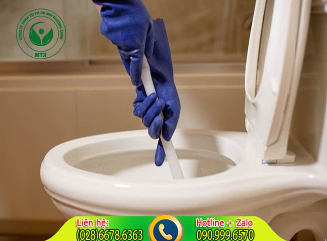 Cách thông bồn cầu nghẹt tại nhà đơn giản hiệu quả