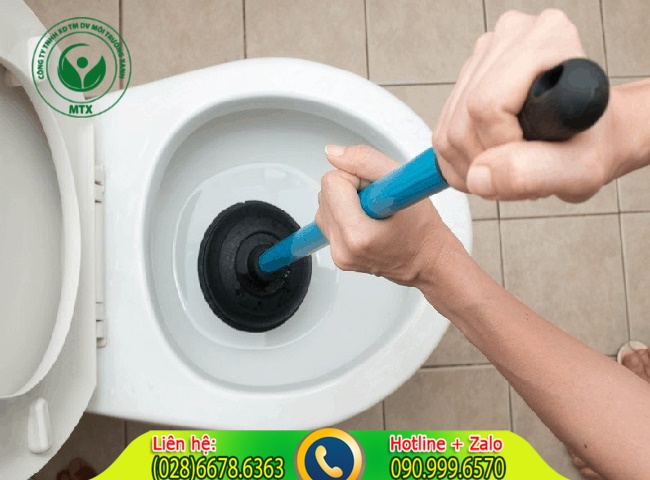 Xử lý bồn cầu nghẹt bằng Pittong đơn giản dễ thực hiện