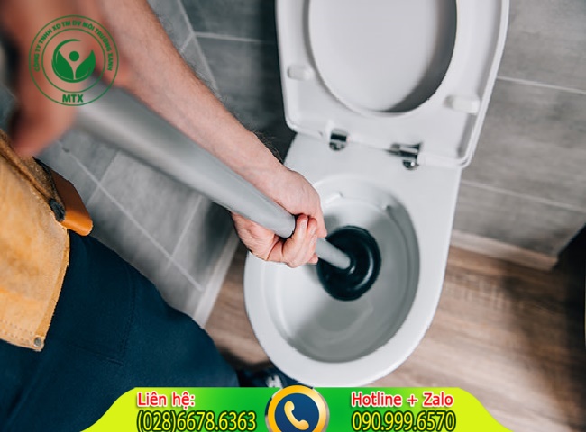 Bồn cầu bị tắc nghẽn c&oacute; thể dẫn đến c&aacute;c hệ luỵ