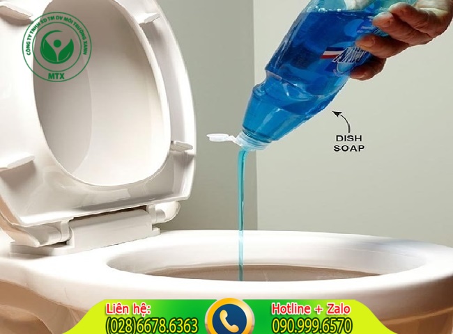 Cách xử lý thông bồn cầu bằng nước rửa chén cực đơn giản