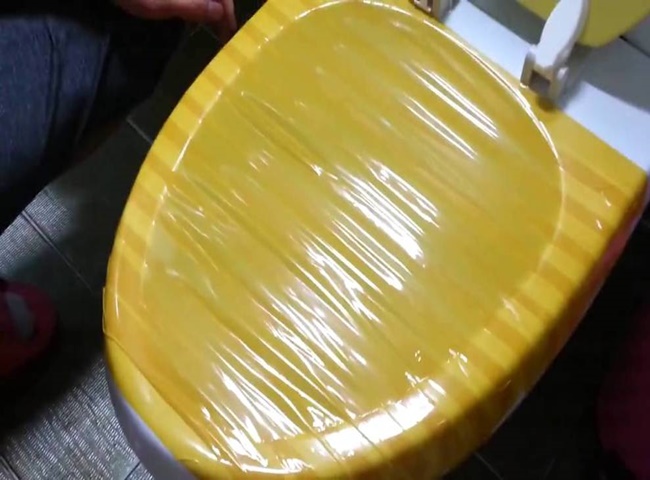 Cách làm thông bồn cầu bị tắc bằng băng dính đơn giản