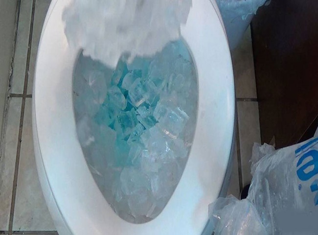 Cách làm thông bồn cầu bị tắc bằng đá lạnh cực dễ dàng