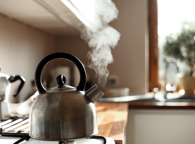 Cách làm thông bồn cầu bị tắc bằng nước sôi và nước rửa chén