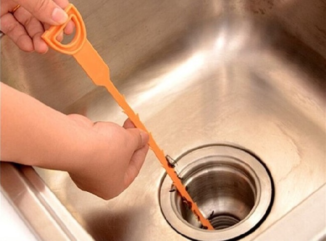 Thông cống bị nghẹt bằng phương pháp rút xương cá